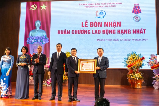 Trường Đại học Hạ Long đón nhận Huân chương Lao động hạng Nhất